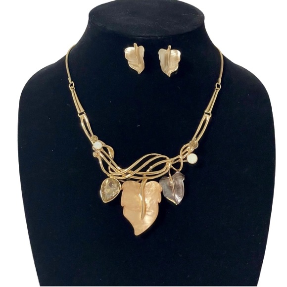 Jewelry - 350-Leaves Golden Metal Necklace Set